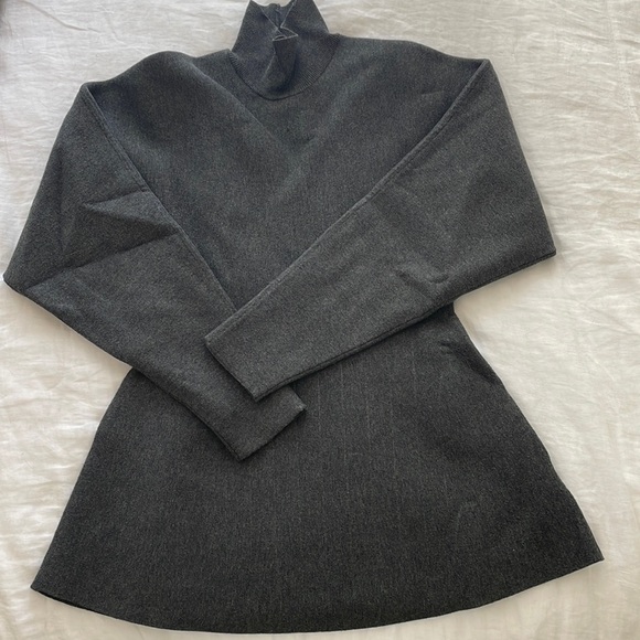 Aritzia Formation Turtleneck - Picture 3 of 8